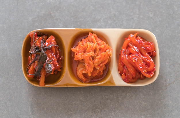 Photo gratuite chou chinois, calmars et radis kimchi