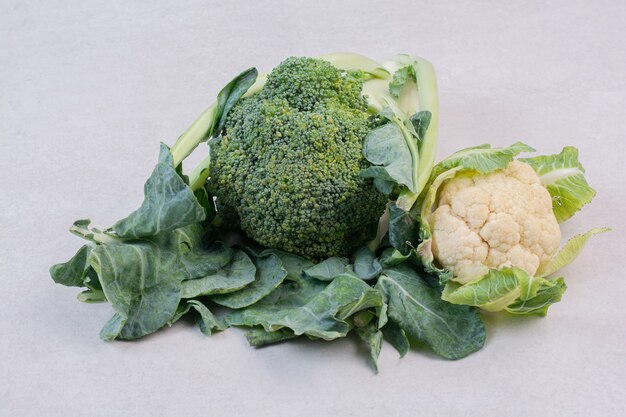 Chou-fleur et brocoli sur une surface blanche