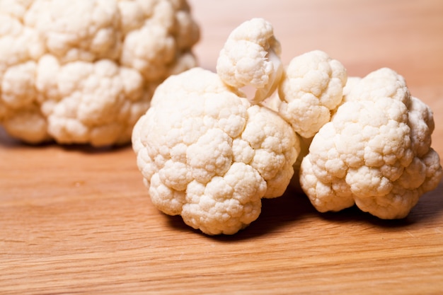 Chou-fleur frais sur une surface en bois