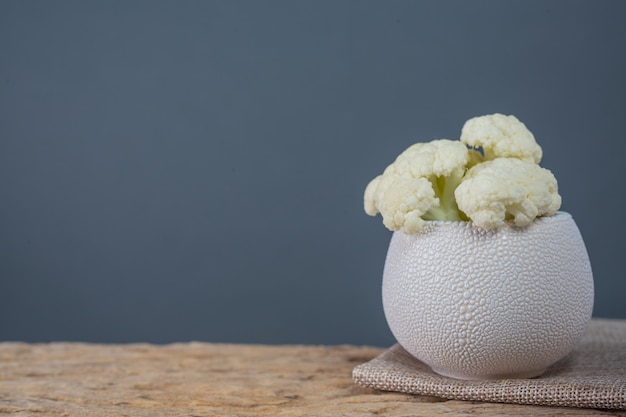 Chou-fleur Sur Le Plancher En Bois.