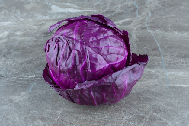 Photo gratuite chou violet entier, sur la table en marbre.