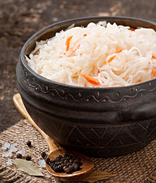 Choucroute aux carottes dans un bol en bois