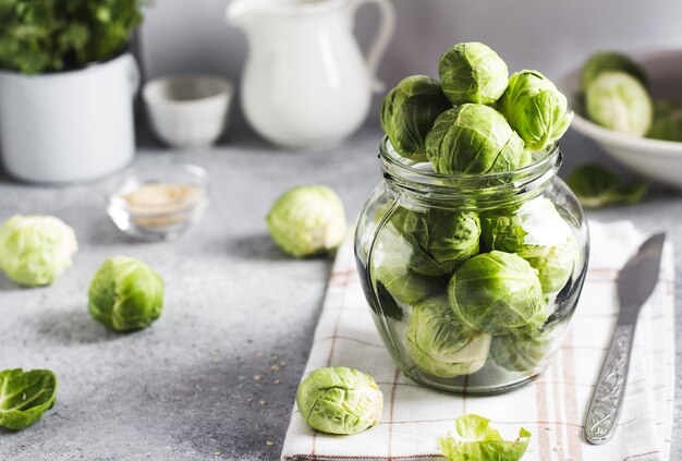 Choux de Bruxelles frais bio dans un bocal sur la table dans la cuisine