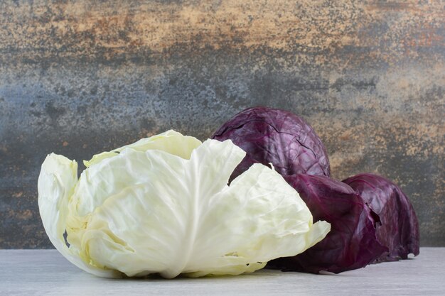 Choux violets et blancs frais sur table en pierre. Photo de haute qualité