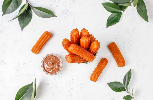 Churros dessert mexicain traditionnel au chocolat