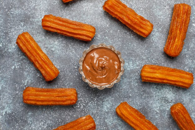 Churros dessert mexicain traditionnel avec du chocolat, vue de dessus