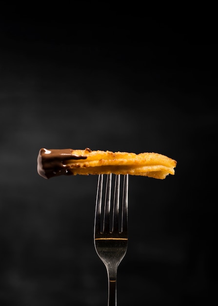 Photo gratuite churros frits minimalistes devant une fourche