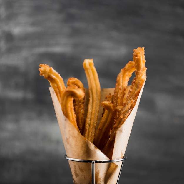 Churros en gros plan dans un verre avec un arrière-plan flou