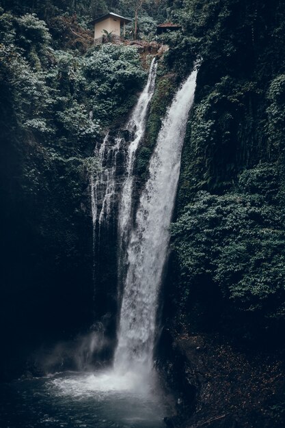 chute d&#39;eau de fond, montagne