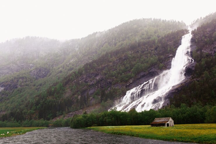 Photo gratuit chute d'eau sur le grand rocher