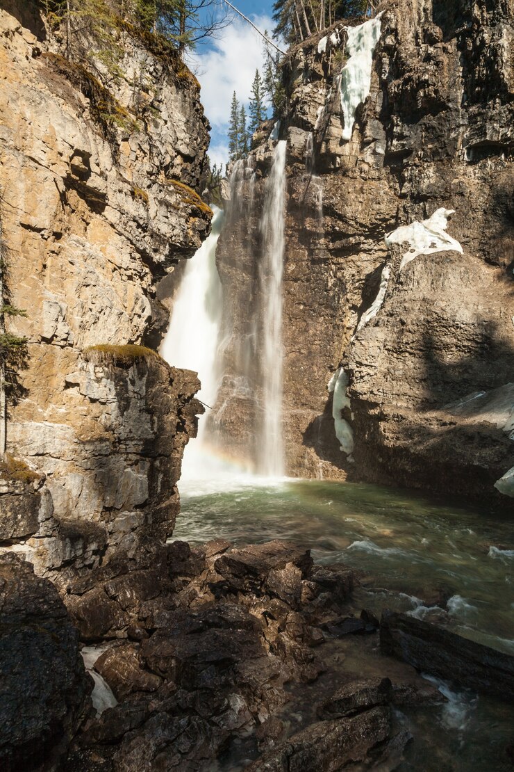 Photo gratuit chute d'eau à johnston canyon au canada