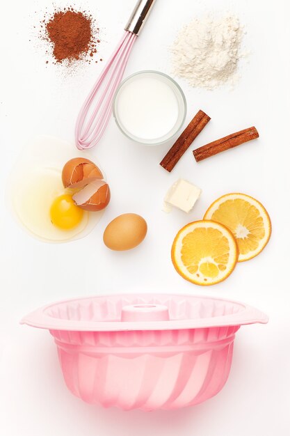 La chute des ingrédients de la tarte ou du gâteau sur blanc