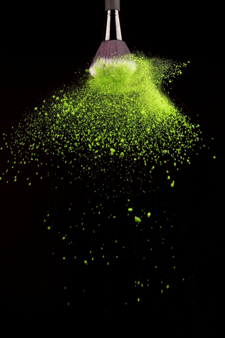 Photo gratuit chute de poudre verte brillante provenant d&#39;un pinceau