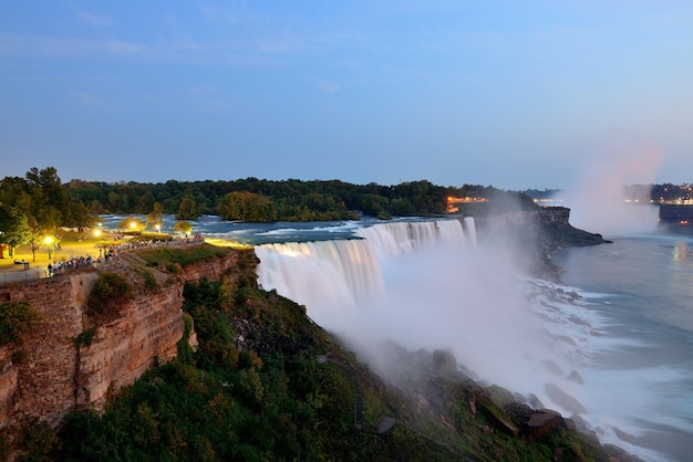 Les chutes américaines de Niagara Falls libre au crépuscule après le coucher du soleil