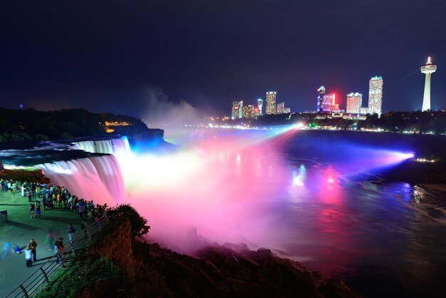 Chutes du Niagara éclairées la nuit par des lumières colorées