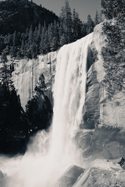 Chutes d'eau dans le parc national de Yosemite en Californie BW