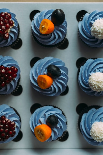 Photo gratuite de ci-dessus de beaux cupcakes en boîte