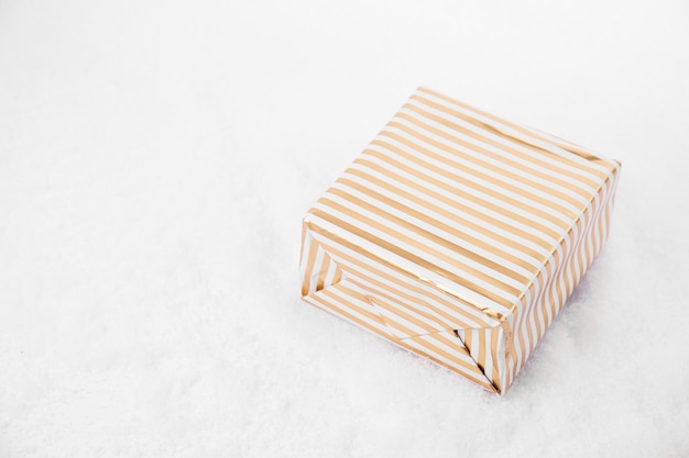 De ci-dessus coup de giftboxes lumineux décorés de ruban portant sur la neige blanche