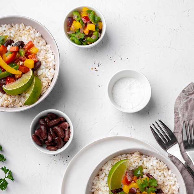 Photo gratuite ci-dessus, une délicieuse cuisine brésilienne avec du riz