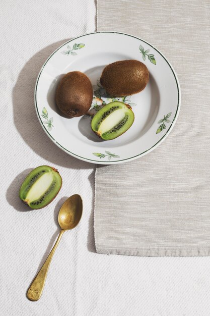 Ci-dessus, délicieux kiwi sur assiette