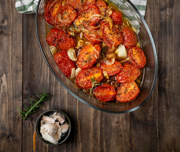 Ci-dessus, délicieux repas aux tomates