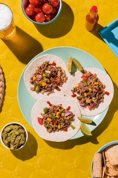 Photo gratuite ci-dessus, de délicieux tacos sur assiette