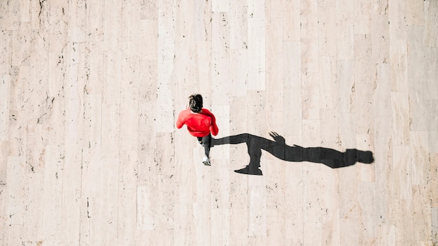 Photo gratuite de ci-dessus homme formation sur le trottoir