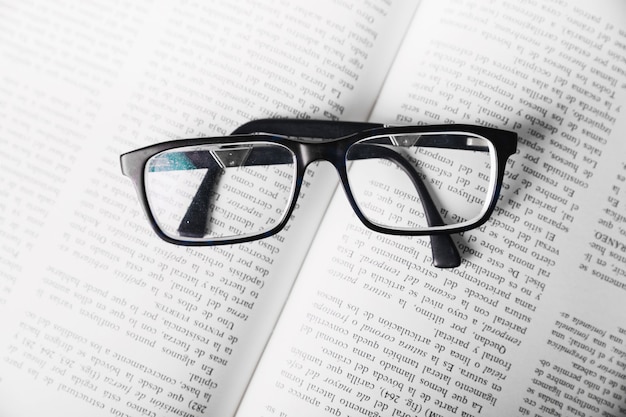 De ci-dessus des lunettes sur le livre