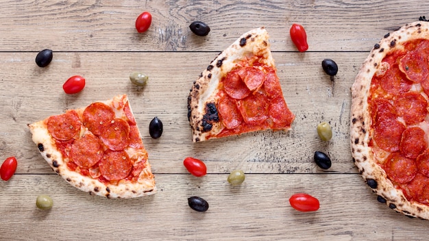 Photo gratuite ci-dessus la pizza vue sur fond de bois