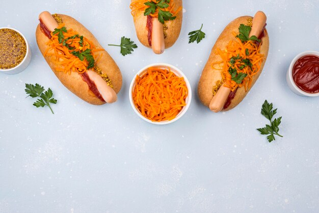 Ci-dessus vue hot dogs avec copie-espace