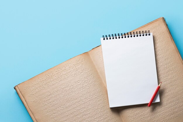 Ci-dessus vue livre en braille sur fond bleu