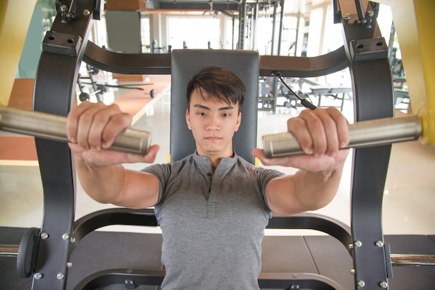 Ciblé, jeune, asiatique, formation, sur, machine exercice