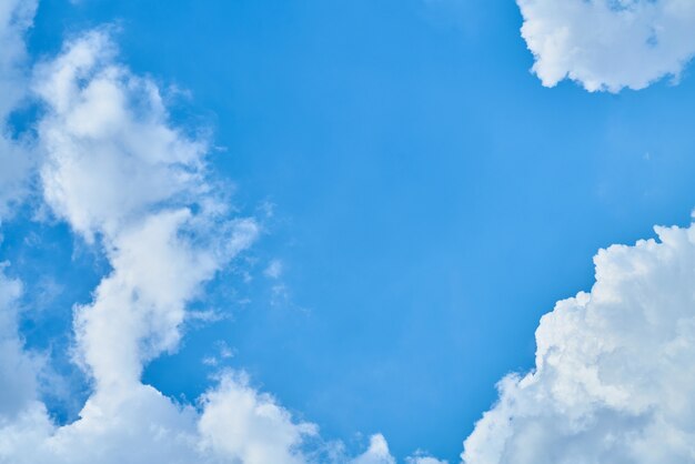 Ciel bleu et fond de nuages