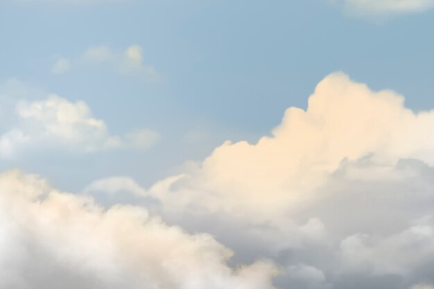 Ciel bleu avec fond de nuages