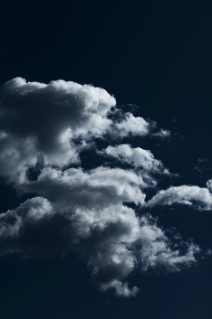 ciel bleu avec gros plan de nuage