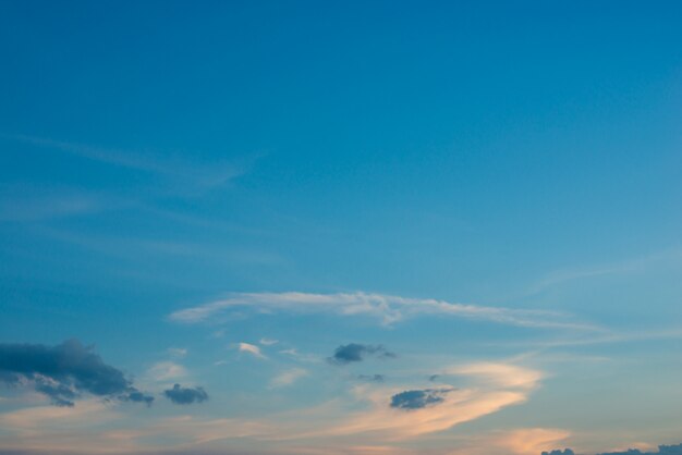 Ciel bleu avec des nuages ​​au coucher du soleil