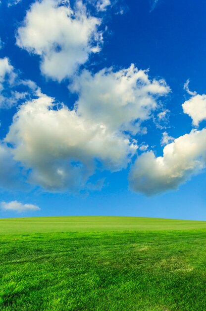 ciel bleu et nuages ​​blancs