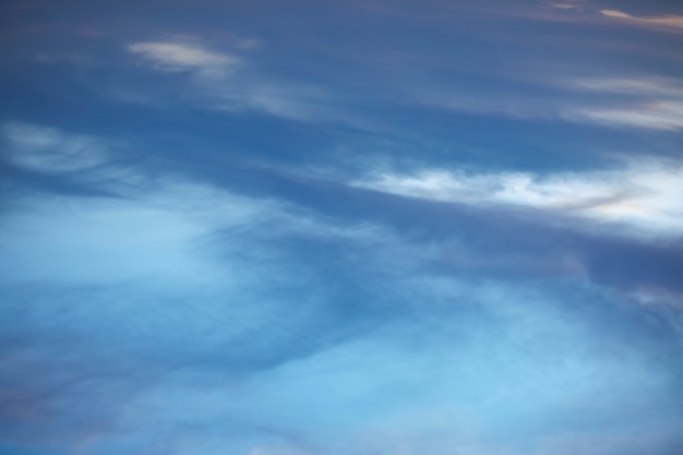 Ciel bleu avec des nuages de coton blanc