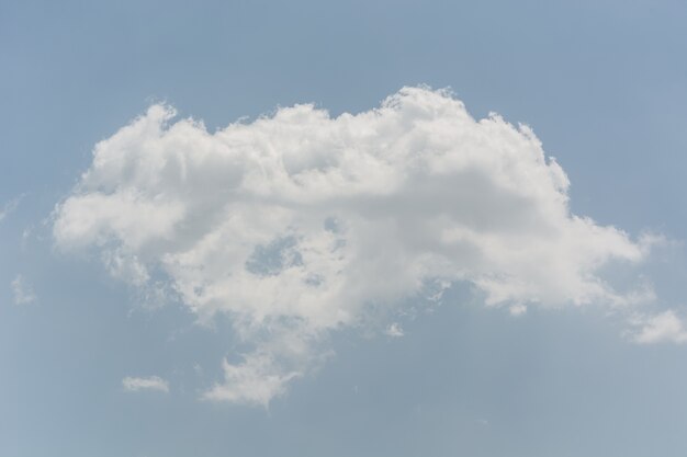 ciel bleu avec des nuages ​​gros plan