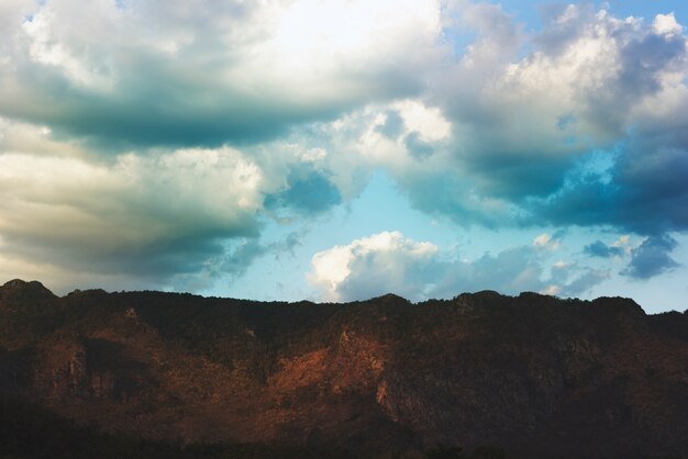 Ciel bleu nuageux beauytiful scène avec montagne