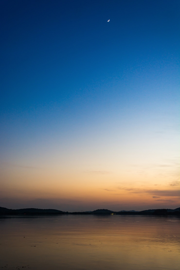 Photo gratuit ciel coloré au coucher du soleil sur le lac
