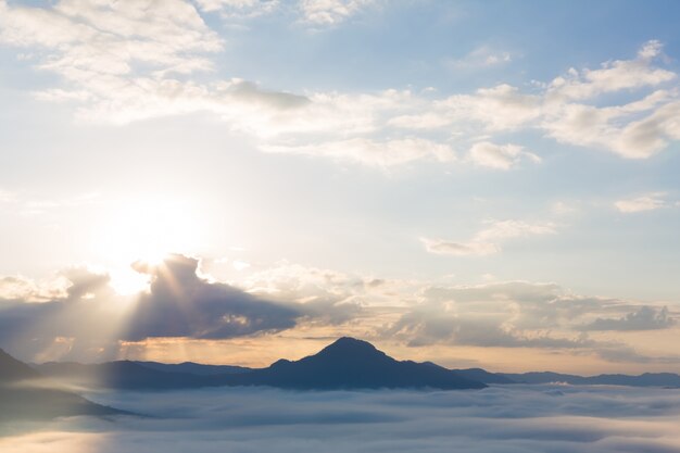 ciel fantastique avec le soleil brillant