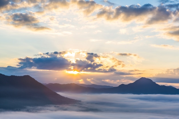 ciel fantastique avec le soleil qui brille derrière les nuages