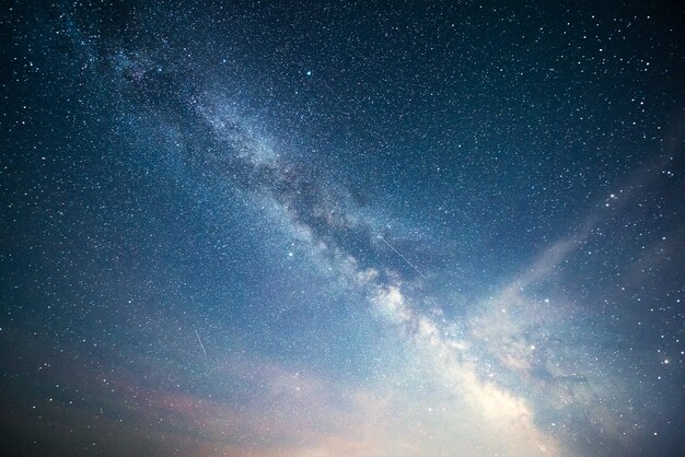 Ciel nocturne vibrant avec étoiles et nébuleuse et galaxie.