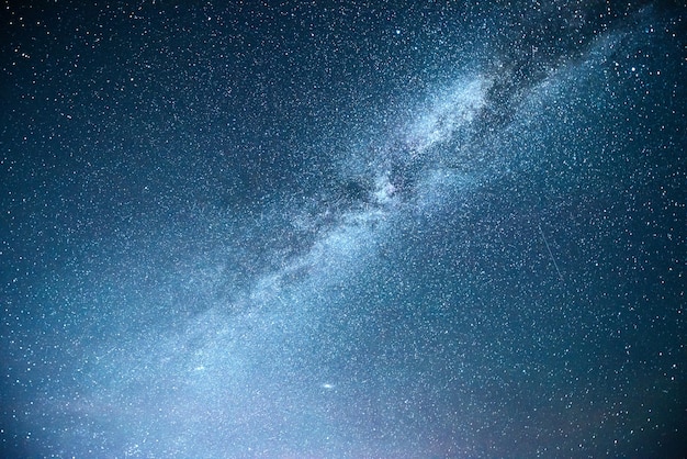 Ciel nocturne vibrant avec étoiles et nébuleuse et galaxie.