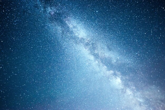 Ciel nocturne vibrant avec étoiles et nébuleuse et galaxie.