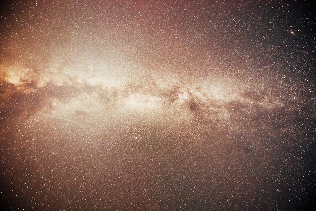 Ciel nocturne vibrant avec étoiles et nébuleuse et galaxie.