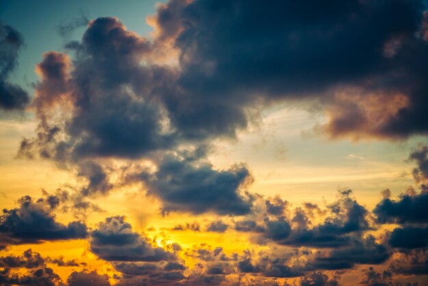 Ciel avec des nuages ​​au coucher du soleil