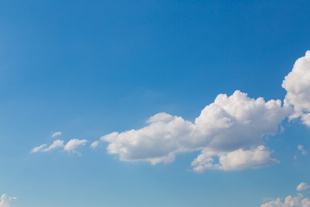 Ciel avec des nuages ​​blancs