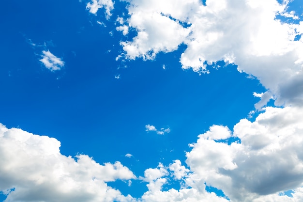 Photo gratuite ciel avec des nuages ​​brillants